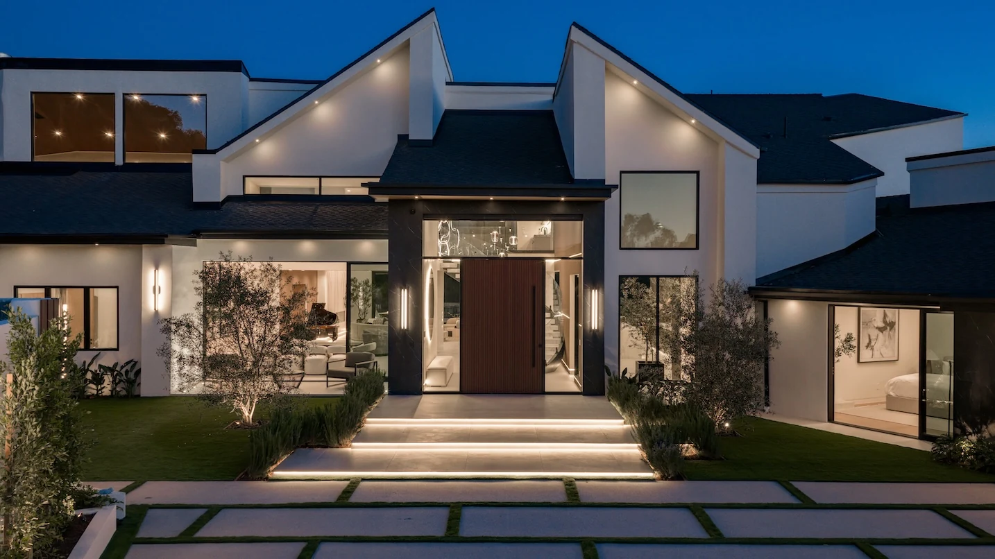Above the Fairway: Inside Tarzana’s Most Dramatic Contemporary Sanctuary